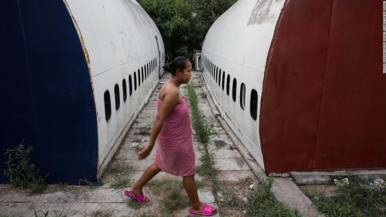 La hora de la ducha en el cementerio de aeronaves de Ramkhamhaeng, un vecindario al este de la capital de Tailandia.