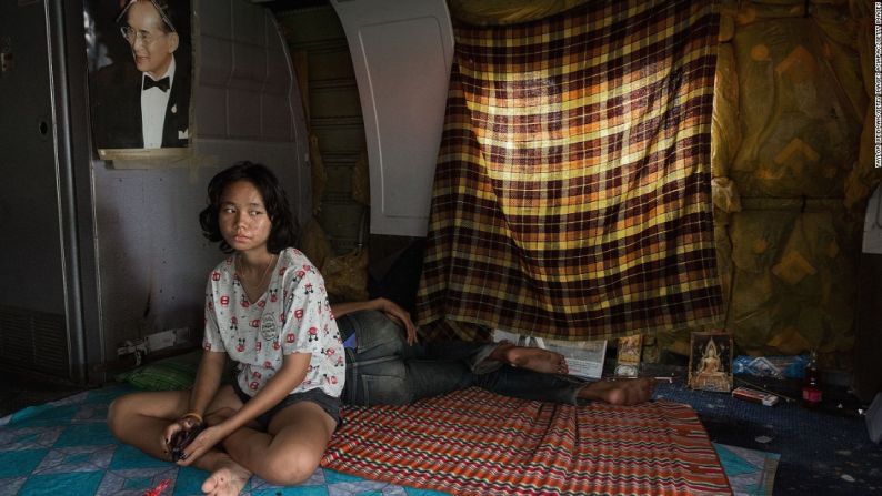 Las comodidades del hogar son mínimas e improvisadas en el cementerio de aviones de Bangkok.