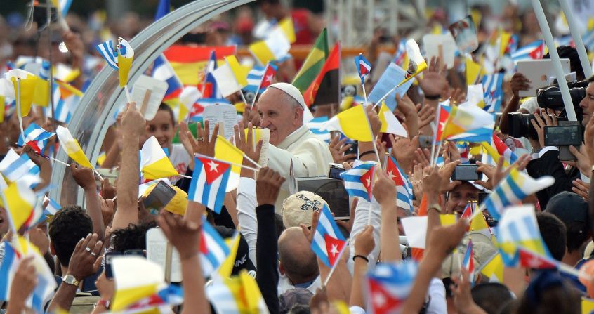 El papa Francisco recorrió la plaza de la Revolución, previa la misa.