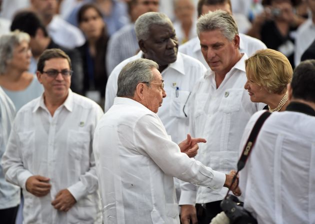 El mandatario cubano Raúl Castro saluda, junto a otras autoridades, antes de la misa del papa Francisco en la Plaza de la Revolución.