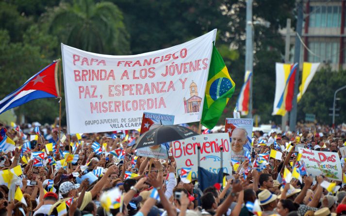 La multitud saluda al papa Francisco con vivas y pancartas.