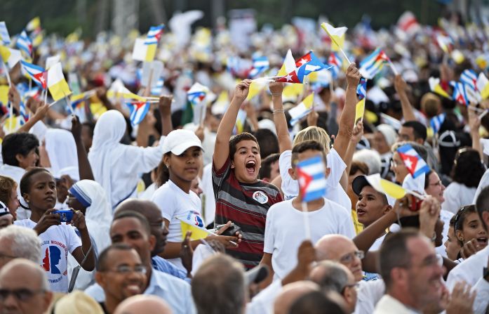 Un niño expresa su gran emoción al ver al papa Francisco, durante su recorrido por la plaza de la Revolución.