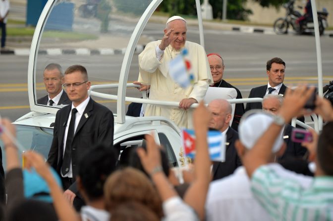 Recorrido del papa Francisco en papamovil por la plaza de la Revolución cubana.