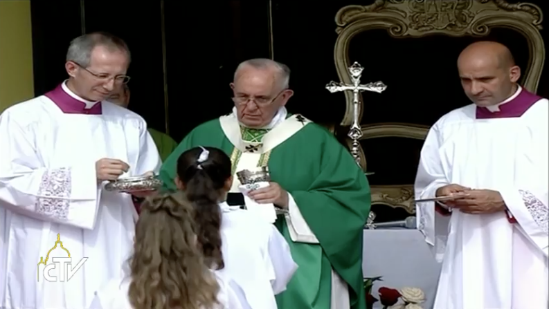 Momento de la comunión ofrecida por el papa Francisco a un grupo de niños.