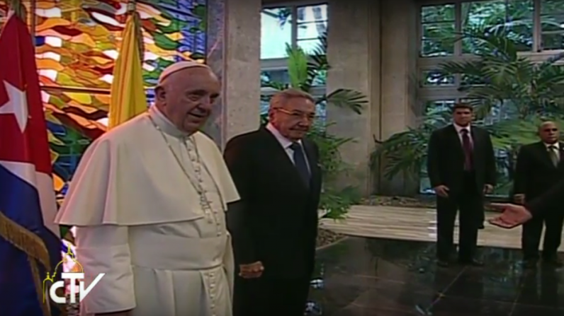 El papa visitó al presidente de Cuba, en el Palacio de la Revolución de La Habana. (Centro Televisivo Vaticano/YouTube).