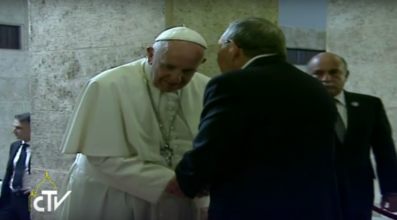 El presidente de Cuba recibe al papa, en el Palacio de la Revolución. (Centro Televisivo Vaticano/YouTube).