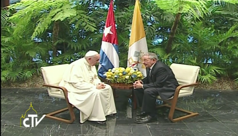 Durante la visita de cortesía hecha por el pontífice, Francisco y Raúl Castro se reunieron en privado. (Centro Televisivo Vaticano/YouTube).