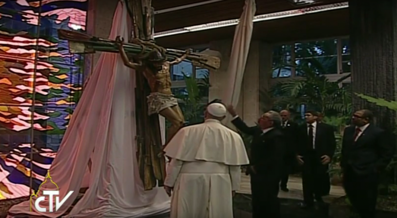 El presidente de Cuba le regaló al papa una gran escultura de la crucifixión del artista Alexis Leyva Machado, cuya cruz está hecha de remos. (Centro Televisivo Vaticano/YouTube).