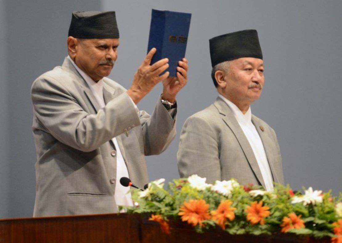 El presidente de Nepal, Ram Baran Yadav, levanta la nueva constitución del país, junto al presidente de la Asamblea Constituyente, Subhas Newang.