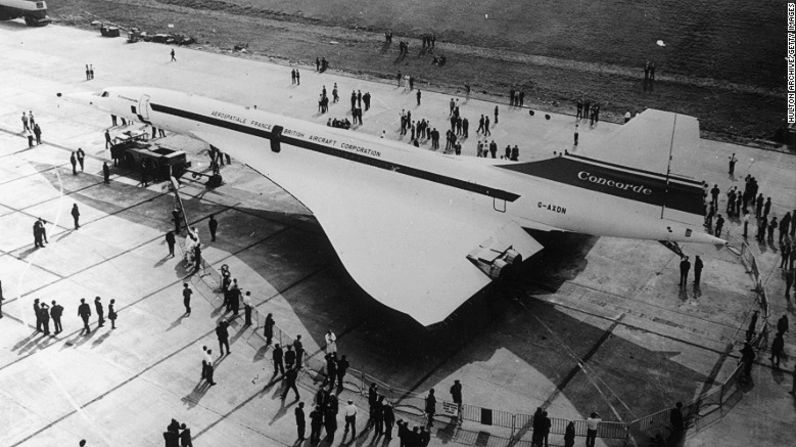 En total, 20 Concordes fueron construidos –10 en Gran Bretaña y 10 en Francia– aunque el plan original era que hubiera 300. De estos, 14 entraron al servicio comercial. El prototipo original del Concorde aparece aquí en exhibición en la exposición aérea de París en 1969.
