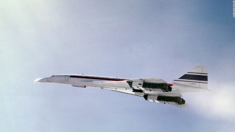 Aquí se puede ver al Concorde en su vuelo inaugural el 2 de marzo de 1969, sobre Francia. Antes de su vuelo comercial inaugural en 1976, el Concorde fue sometido a 5.000 horas de pruebas, lo que lo convirtió en el avión que más ha sido probado en la historia.