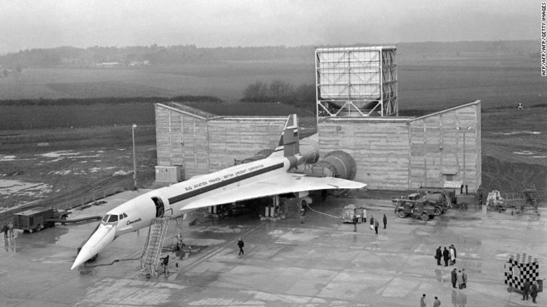 El primer Concorde, el 001, fue lanzado en 1967. Esta foto de archivo tomada el 25 de febrero de 1968 en el aeropuerto Toulouse-Blagnac de Francia, muestra al avión frente a un sistema de pruebas de motores.