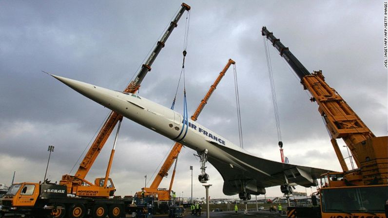 ¿Cómo mueves un avión supersónico que está fuera de servicio? Con mucho cuidado. Esta foto tomada en 2005 muestra cómo el F-PVFF Concorde es levantado como parte de un traslado a su destino final, el aeropuerto Charles de Gaulle