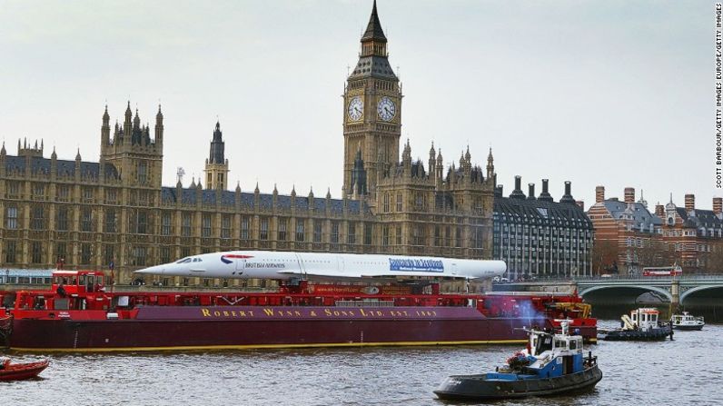 Un Concorde fuera de servicio navega por el río Támesis, y pasa al lado de las Cámaras del Parlamento de Gran Bretaña, el 13 de abril de 2004 en Londres
