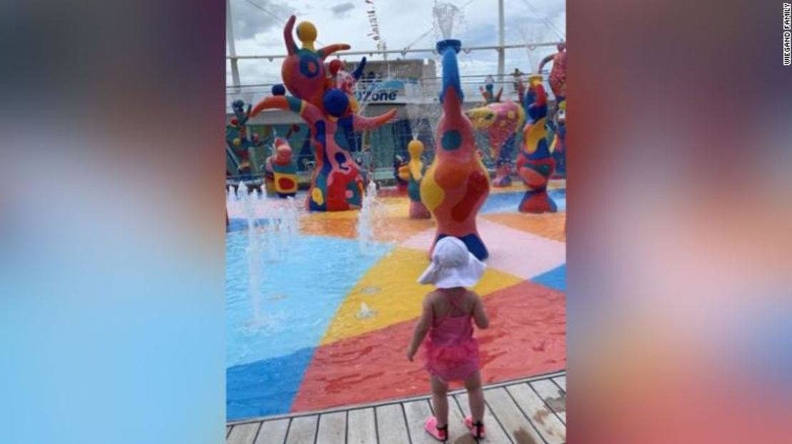 Una foto de Chole Wiegand publicada por la familia la muestra en la terraza de la que luego cayó.