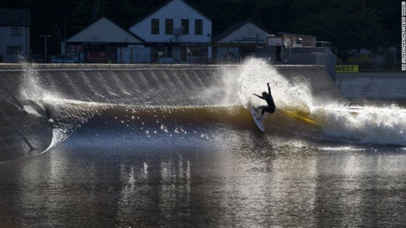 La máquina de olas es capaz de generar una ola de 2 metros de altura cada minuto, la cual romperá por más de 150 metros. La piscina puede acomodar hasta 36 surfistas a la vez.