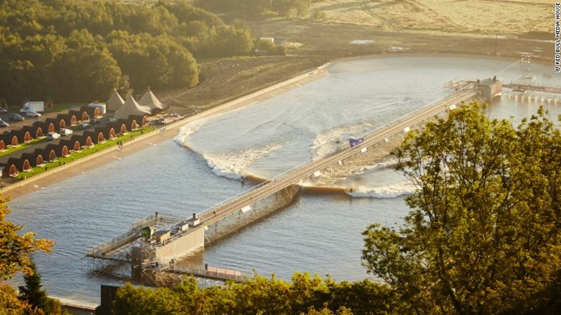 La laguna artificial es un paraíso para los surfistas: mide 300 metros de largo y 110 metros de ancho.