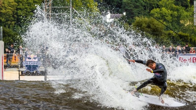 El evento fue presenciado por 2.000 ansiosos aficionados al surf en Dolgarrog, Conway, Gales.