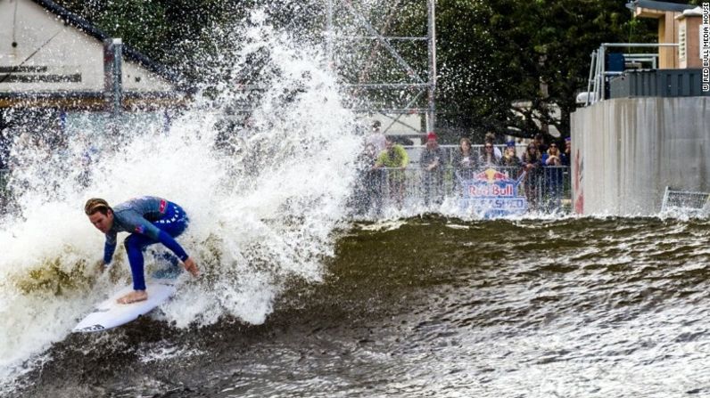 Los mejores surfistas del mundo compitieron en el primer evento de Red Bull Unleashed. Esta es la primera competencia internacional de surf que se lleva a cabo en olas artificiales.