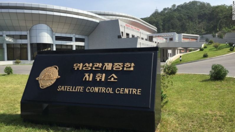 Algunos observadores internacionales han especulado que el centro de control de satélites es en realidad una instalación militar, pero al menos su exterior, sin barreras ni hombres armados, hace creer otra cosa.