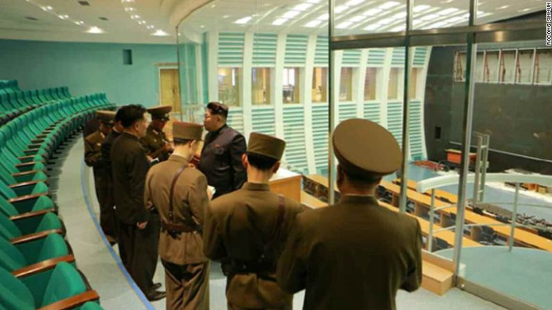 Kim Jong Un fotografiado durante una visita al centro de control de satélites.