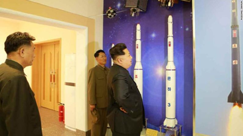 Kim Jong Un inspecciona modelos e ilustraciones de cohetes dentro del centro de control satelital.