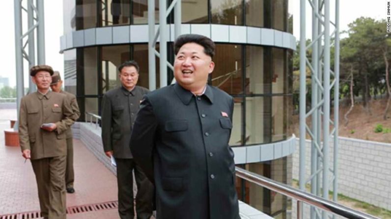 Kim Jong Un durante una visita al centro de control de satélites.