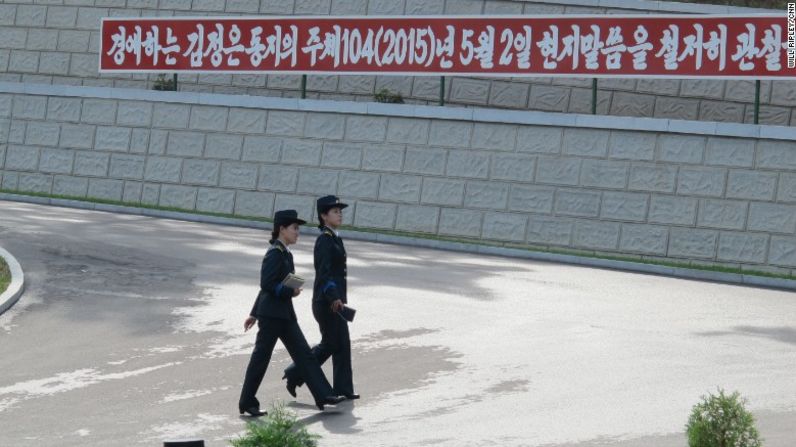 Dos oficiales caminan en la instalación. El encargado del centro de control dice que cree que una amenaza a la seguridad mundial pueda venir del lanzamiento pacífico de satélites por parte de Corea del Norte, sino de otros que usan el espacio con propósitos militares.