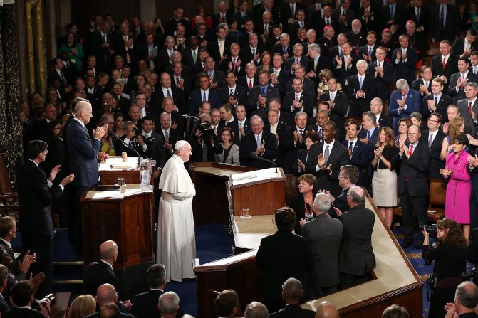 Los miembros de la Cámara de Representantes y el Senado dieron una bienvenida apoteósica a Francisco, el primer papa en la historia en dar un discurso en el Congreso de EE.UU.