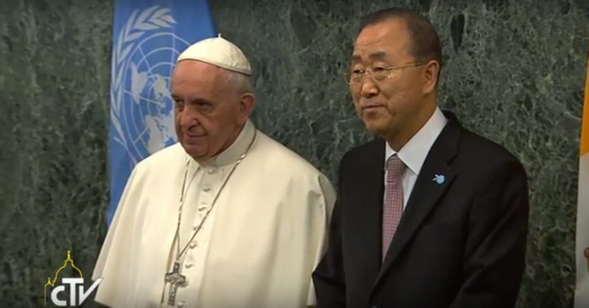 El papa Francisco fue recibido por el Secretario General de la ONU Ban Ki-moon.