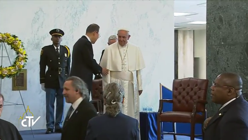 Antes de dirigirse a los líderes del mundo, el Secretario General y el papa hablaron con el personal de la ONU.