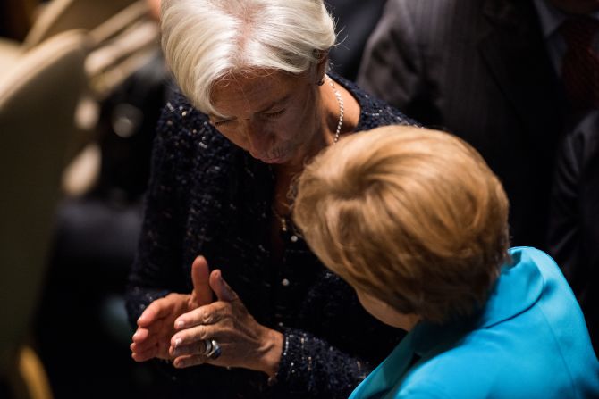 Christine Lagarde, del FMI, habla con Angela Merkel, canciller de Alemania, minutos antes de la intervención del papa en la Asamblea General de la ONU.