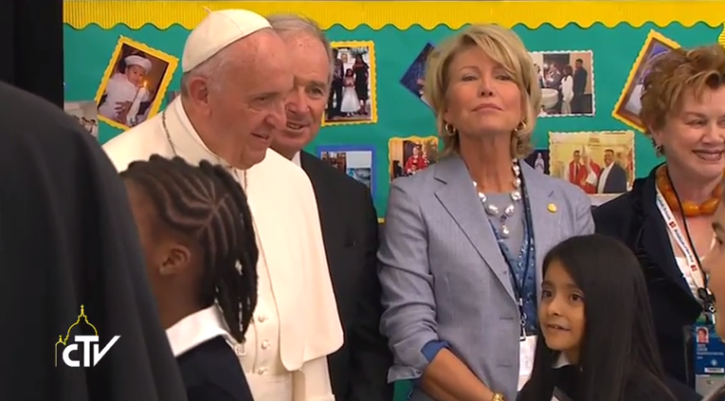 El papa se reúne con una veintena de estudiantes de cuatro escuelas primarias católicas.