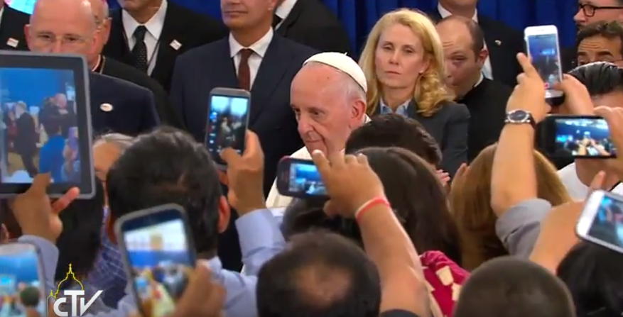 El papa en medio de seguidores... y sus dispositivos móviles
