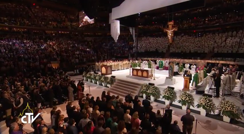 El escenario está abarrotado de fieles y seguidores que han esperado todo el día para ver al pontífice.