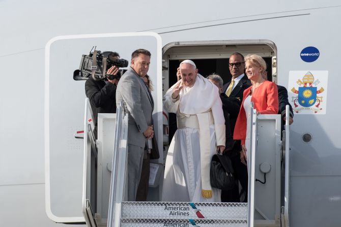 A pesar del par de tropiezos, cuando el papa terminó de subir las escalerillas del avión se dio la vuelta, sonrió y se despidió de Nueva York con una bendición.
