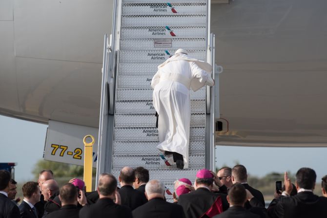 El papa voló temprano desde Nueva York a Filadelfia. Al subir la escalerilla del avión, tropezó en un par de ocasiones.