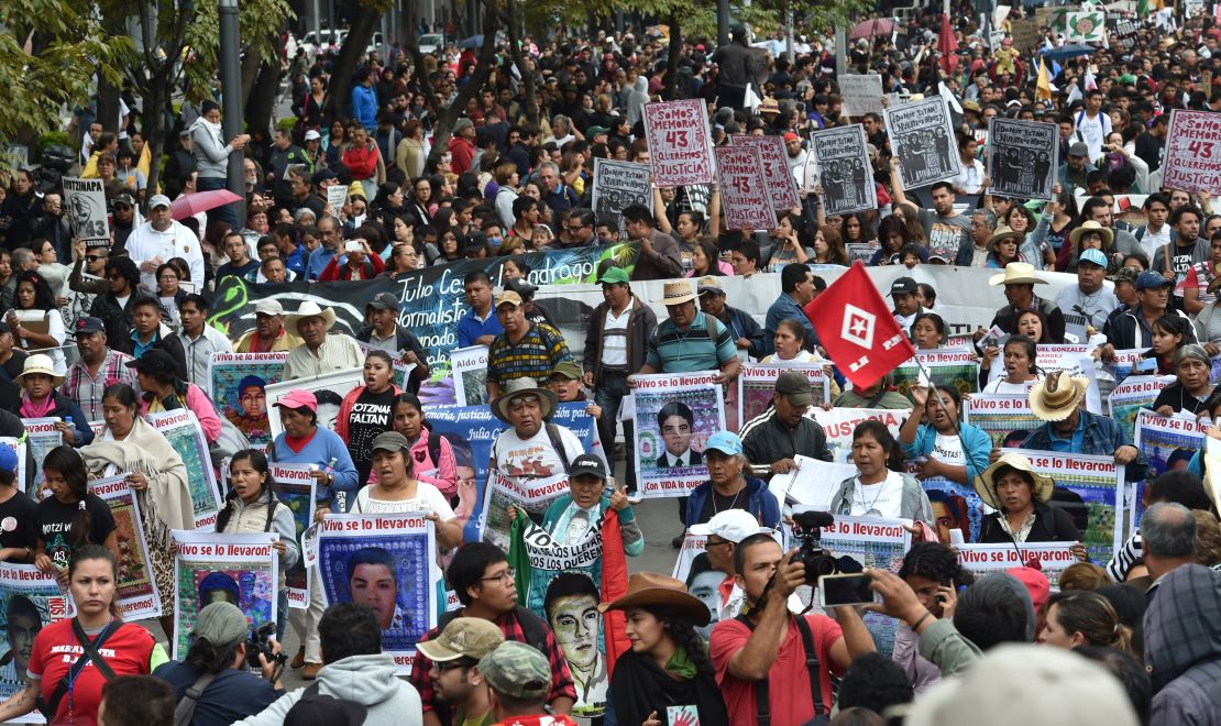 Estudiantes y familiares de los 43 normalistas de Ayotzinapa exigieron justicia a un año de la desaparición de los jóvenes.