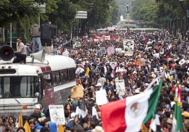 Miles de personas marcharon este domingo, coincidiendo con el primer aniversario de la desaparición de los estudiantes de Ayotzinapa (Brett Gundlock/ Cosmo Images/ Lole).