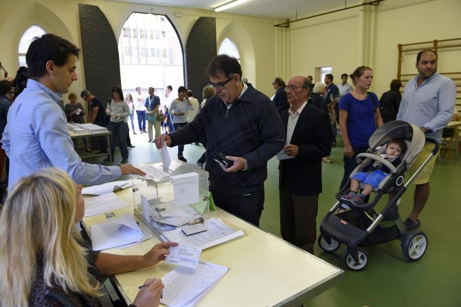 5,5 millones de catalanes estaban convocados a la votación (LLUIS GENE/AFP/Getty Images).