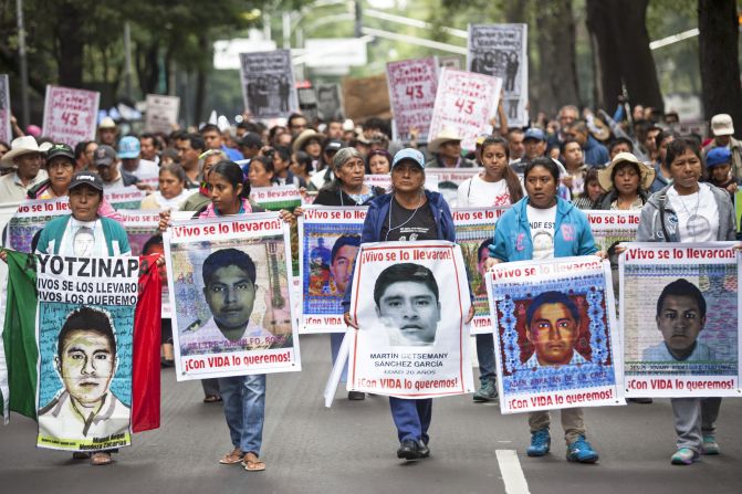 Los manifestantes portaron fotografías de los normalistas desaparecidos (Brett Gundlock/ Cosmo Images/ Lole).