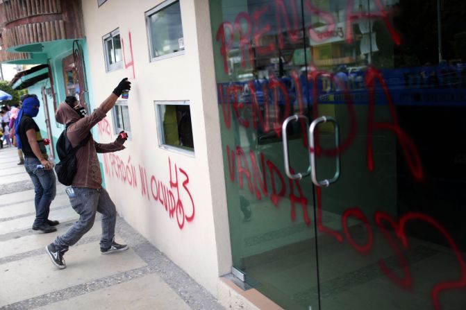 Encapuchados realizaron pintas durante la protesta que se hace en Chilpancingo, capital del estado de Guerrero (Pedro PARDO/AFP/Getty Images).