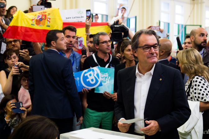 El líder nacionalista Artur Mas emitió su voto, entre protestas de algunos asistentes que mostraron la bandera de España (Alex Caparros/Getty Images).