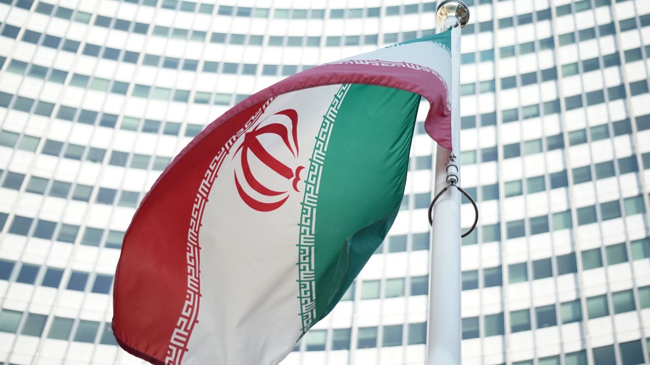 Bandera de Irán en Centro Internacional de Viena donde se negoció el histórico acuerdo sobre proliferación nuclear.