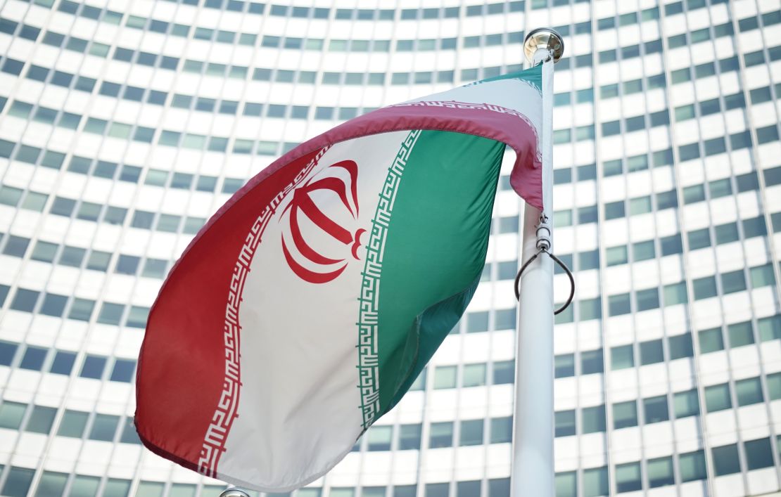 Bandera de Irán en Centro Internacional de Viena donde se negoció el histórico acuerdo sobre proliferación nuclear.