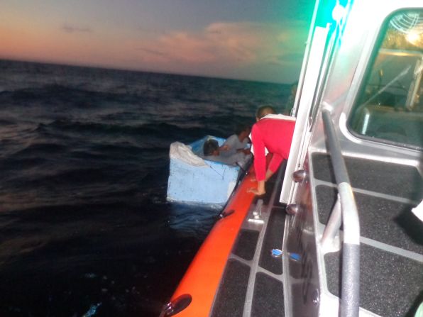 Según relataron los pescadores, la fuerte marea dañó irreparablemente el casco de su pequeña embarcación. Foto: Cortesía SEMAR