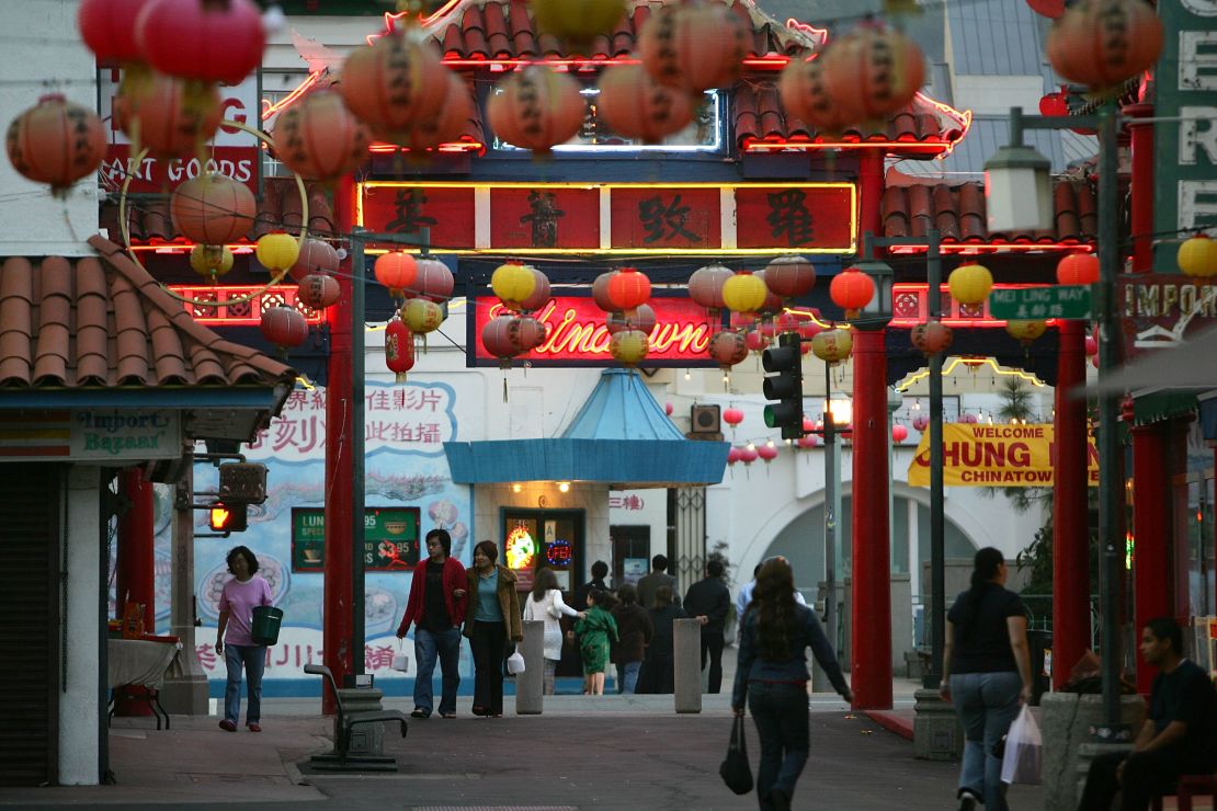 Personas caminan en calles de la sección antigua del área de Chinatown, en Los Ángeles, California.