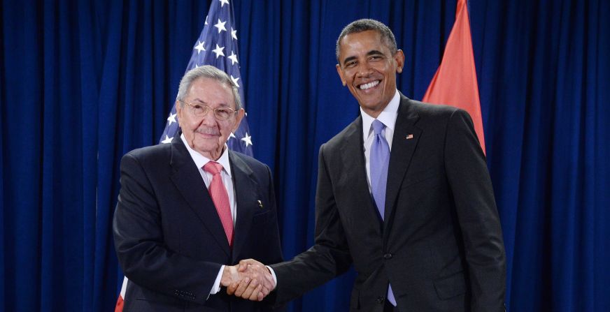 El presidente Raúl Castro (izquierda) y Barack Obama (derecha) posan para las cámaras luego de la reunión bilateral durante la Asamblea Nacional de la ONU.