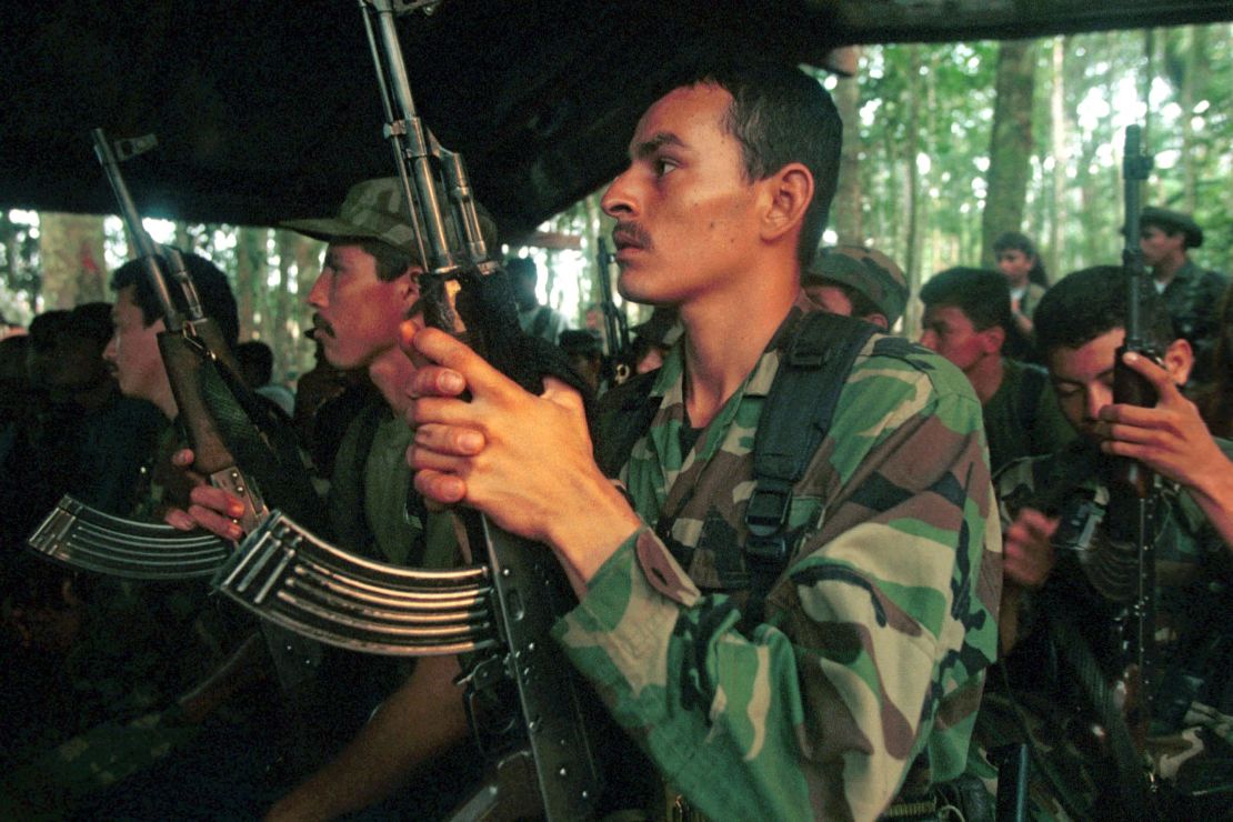 Un grupo guerrillero de las Farc recibe instrucciones en uno de los campamentos de la jungla de Caquetá, Colombia, el 28 de febrero de 2002.