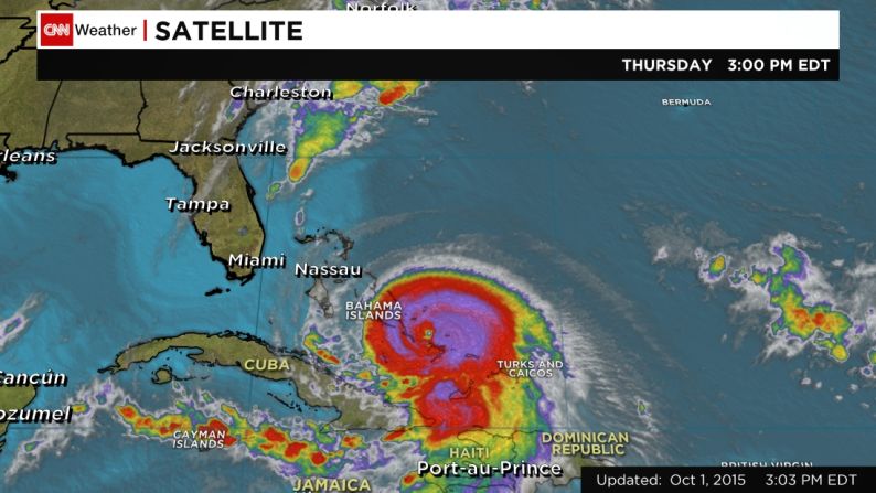 El huracán Joaquín se ha intensificado y ahora es de categoría 4 con vientos sostenidos de más de 200 kilómetros por hora, según el Centro Nacional de Huracanes.